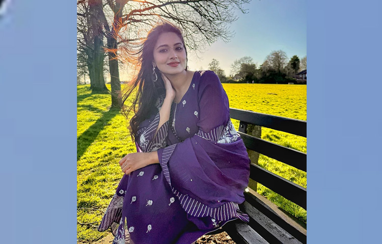 বেগুনি সালওয়ার কামিজ আর হালকা সাজে অপরূপ অভিনেত্রী তাসনিয়া ফারিণ।