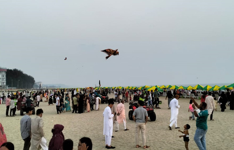 ঈদের দ্বিতীয় দিন ১ এপ্রিল উল্লেখযোগ্য হারে বাড়ে পর্যটক ও দর্শনার্থী উপস্থিতি। আগামী ৫ এপ্রিল পর্যন্ত এমন পর্যটকের বিচরণ থাকবে বলে আশা করছেন ব্যবসায়ীরা।