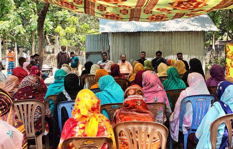 চাঁপাইনবাবগঞ্জের শিবগঞ্জ উপজেলার ধাইনগর ইউনিয়নের দক্ষিণ টোলা গ্রামের রুহুল ডাক্তারের বাড়ির পেছনে সকাল থেকেই চলছে বিভিন্ন ধরনের খাবার রান্নার কাজ। দেখে মনে হতে পারে কোনো অনুষ্ঠানের আয়োজন হয়তো। কিন্তু ঠিক তা নয়। গ্রামের অসহায় বৃদ্ধদের খাবারের জন্য চলছে এ আয়োজন।