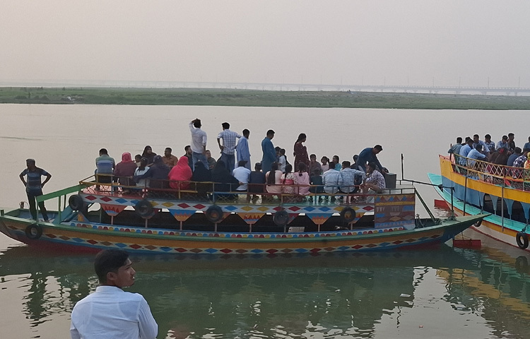 পরিবার পরিজন নিয়ে বেড়াতে আসা দর্শনার্থীরা নৌকায় চড়ে যমুনার সৌন্দর্য উপভোগ করছেন। যমুনা ও রেল সেতুর নিচ দিয়ে নৌকায় বেড়ানো যেন আনন্দ বাড়িয়ে দিয়েছে ঘুরতে আসা দর্শনার্থীদের। নদীতে ঘুরতে জনপ্রতি নেওয়া হচ্ছে ৫০ টাকা।