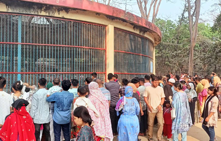 ঈদের ছুটিতে রাজধানীর অন্যতম দর্শনীয় স্থান মিরপুর জাতীয় চিড়িয়াখানায় মানুষের ঢল নেমেছে। ছবি: বিপ্লব দীক্ষিৎ