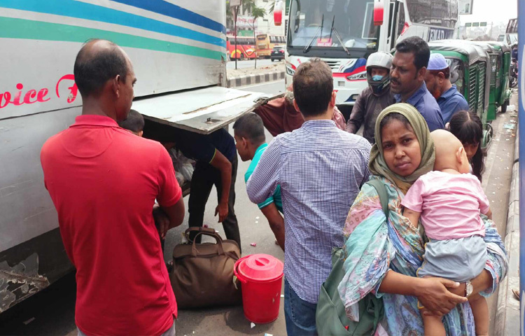 টিকিট কাউন্টার, প্ল্যাটফর্মসহ বিভিন্ন পয়েন্টে র‍্যাব, পুলিশ, আনসার সদস্যদের পাশাপাশি রেলওয়ের নিজস্ব নিরাপত্তা বাহিনী কাজ করছে।