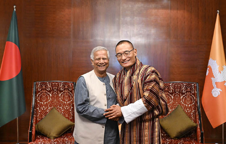 প্রধান উপদেষ্টা প্রফেসর ড. মুহাম্মদ ইউনূস আজ থাইল্যান্ডের ব্যাংককে ৬ষ্ঠ বিমসটেক শীর্ষ সম্মেলনের সাইডলাইন বৈঠকে ভুটানের প্রধানমন্ত্রী ডাশো শেরিং তোবগের সঙ্গে কুশল বিনিময় করেন। ছবি: পিআইডি