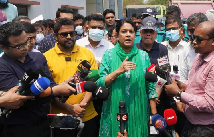 পরিবেশ, বন ও জলবায়ু পরিবর্তন এবং পানি সম্পদ উপদেষ্টা সৈয়দা রিজওয়ানা হাসান আজ রাজধানীর মাতুয়াইলে স্যানিটারি ল্যান্ডফিল এলাকা পরিদর্শন শেষে বায়ুদূষণ পরিস্থিতি নিয়ে সাংবাদিকদের ব্রিফ করেন। ছবি: পিআইডি
