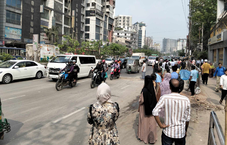 সকাল সাড়ে ৮টার পর থেকে সড়কে গণপরিবহনের উপস্থিতি সীমিত থাকায় অফিসগামী মানুষের উপচেপড়া ভিড় ছিল। সে সময় যানজটের দেখা না মিললেও বেলা বাড়তেই শুরু হয় যানজট।