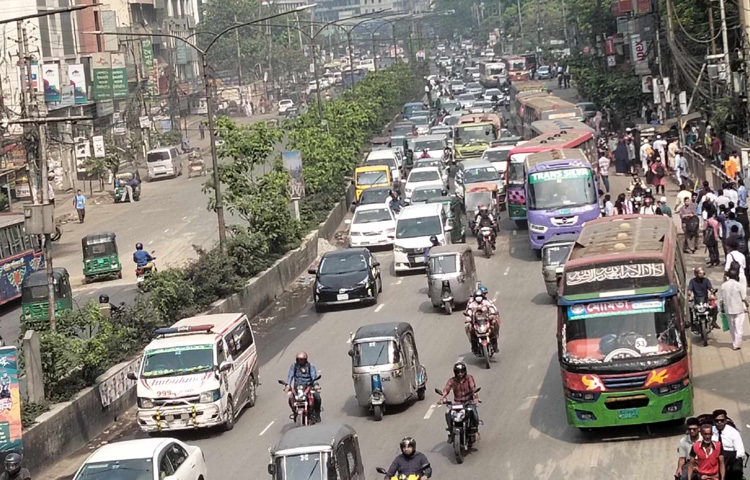 সকাল থেকে গণপরিবহনের পাশাপাশি ব্যক্তিগত গাড়ির উপস্থিতিও ছিল চোখে পড়ার মতো।