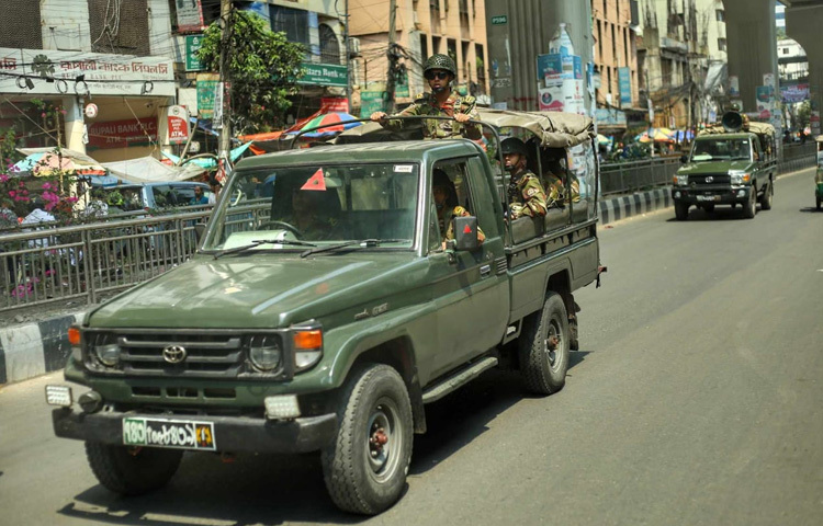 রাজধানীর বিভিন্ন সড়কে টহল দিচ্ছেন সেনাবাহিনীর সদস্যরা।