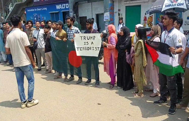 এ সময় যান চলাচল কিছু সময়ের জন্য বন্ধ হয়ে যায়। পরিস্থিতি নিয়ন্ত্রণে রাখতে মিছিলটির সামনে ছিলেন পুলিশ সদস্যরা।