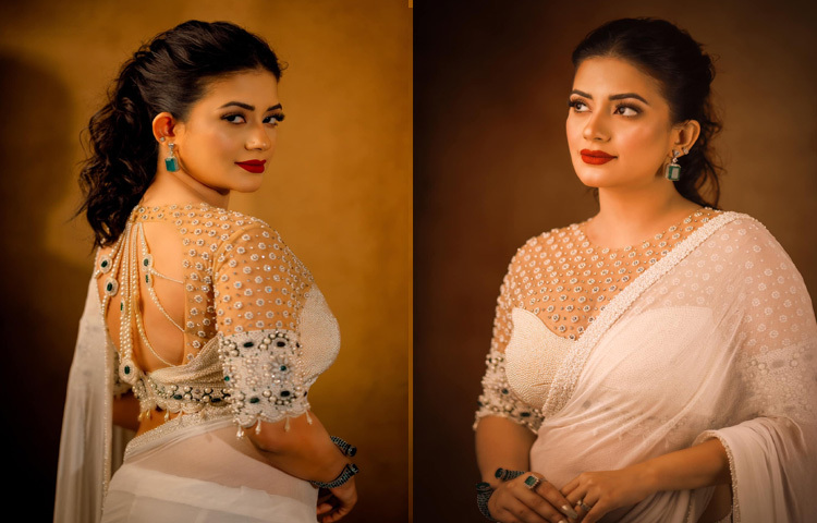 মুক্তাসজ্জিত ব্লাউজের সামনের অংশে নিখুঁতভাবে বসানো হয়েছে মুক্তা। সঙ্গে ছোট-বড় মুক্তা আর সবুজ বিডসের ডিটেইলিং দেওয়া হয়েছে ব্লাউজের ব্যাকে।