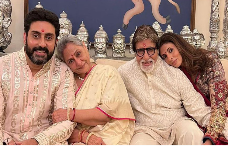 ‘সিলসিলা’, ‘অভিমান’, ‘মিলি’, ‘শোলে’-সহ একাধিক ছবিতে একসঙ্গে অভিনয় করেন অমিতাভ-জয়া।