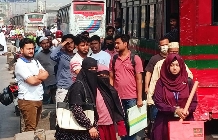 তবে কোথাও কোথাও স্টপেজগুলোতে গণপরিবহনের কিছুটা জটলা দেখা গেছে।