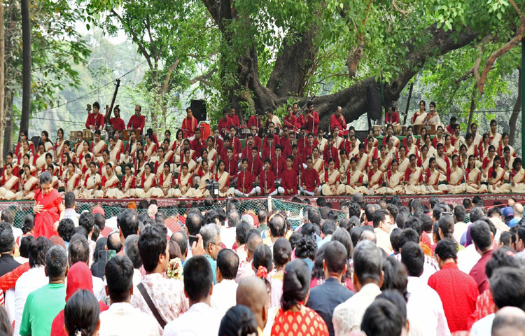 রাজধানীতে রমনার বটমূল থেকে চারুকলা, শাহবাগ, ঢাকা বিশ্ববিদ্যালয় ক্যাম্পাসসহ দেশের বিভাগীয় শহর, গ্রাম-গঞ্জেও বর্ষবরণের আয়োজন ছিল চোখে পড়ার মতো।