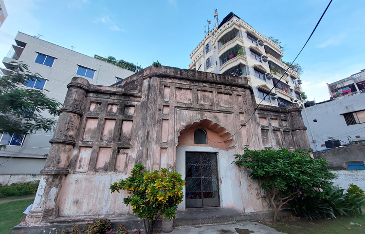 মসজিদ থেকে কয়েকশো গজ দূরে একটি সমাধি রয়েছে। স্থানীয়রা একে বলেন ‘অজানা সমাধি’। এই সমাধির স্থাপত্যও মোঘল ধাঁচের। কার কবর এটি তা আজও নিশ্চিতভাবে কেউ জানে না।