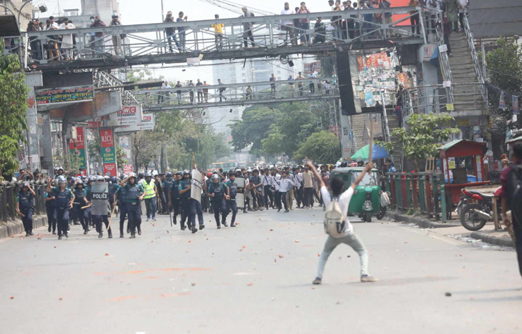 দুপুরে এই দুই কলেজের শিক্ষার্থীদের মধ্যে সংঘর্ষ শুরু হয়।