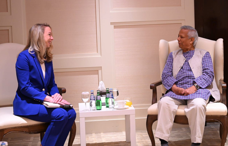 কাতারের দোহায় আর্থনা শীর্ষ সম্মেলনের ফাঁকে বাংলাদেশের প্রধান উপদেষ্টা অধ্যাপক মুহাম্মদ ইউনূসের সঙ্গে সাক্ষাৎ করেছেন স্পেসএক্সের গ্লোবাল এনগেজমেন্টের ভাইস প্রেসিডেন্ট লরেন ড্রেয়ার। ছবি: সিএ প্রেস উইং