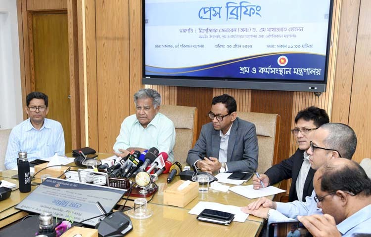নৌপরিবহন এবং শ্রম ও কর্মসংস্থান উপদেষ্টা ব্রিগেডিয়ার জেনারেল (অব.) ড. এম সাখাওয়াত হোসেন আজ মন্ত্রণালয়ের সভাকক্ষে ‘মহান মে দিবস ও জাতীয় পেশাগত স্বাস্থ্য ও সেইফটি দিবস’ উপলক্ষে প্রেস ব্রিফিং করেন। ছবি: পিআইডি