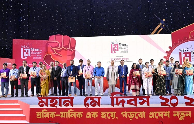 প্রধান উপদেষ্টা প্রফেসর মুহাম্মদ ইউনূসের সাথে আজ ঢাকায় শেরেবাংলা নগরে বাংলাদেশ চীন মৈত্রী সম্মেলন কেন্দ্রে ‘মহান মে দিবস এবং জাতীয় পেশাগত স্বাস্থ্য ও সেইফটি দিবস-২০২৫’ উপলক্ষে আয়োজিত অনুষ্ঠানে বিভিন্ন প্রতিযোগিতায় বিজয়ীরা ফটোসেশনে অংশ নেন। ছবি: পিআইডি