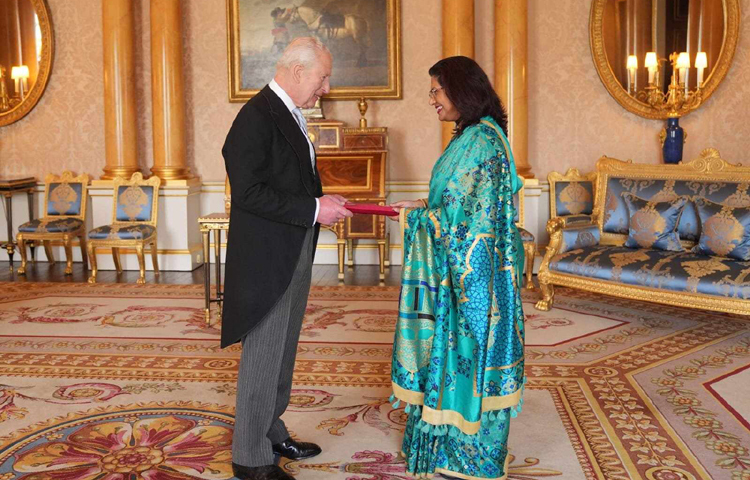 যুক্তরাজ্যে নিযুক্ত বাংলাদেশের হাইকমিশনার আবিদা ইসলাম বৃহস্পতিবার বাকিংহাম প্যালেসে রাজা তৃতীয় চার্লস-এর কাছে আনুষ্ঠানিক পরিচয়পত্র পেশ করেছেন। এসময় হাইকমিশনারের সঙ্গে উপ-হাইকমিশনার হযরত আলী খানসহ অন্য কর্মকর্তারা উপস্থিত ছিলেন। ছবি: সংগৃহীত