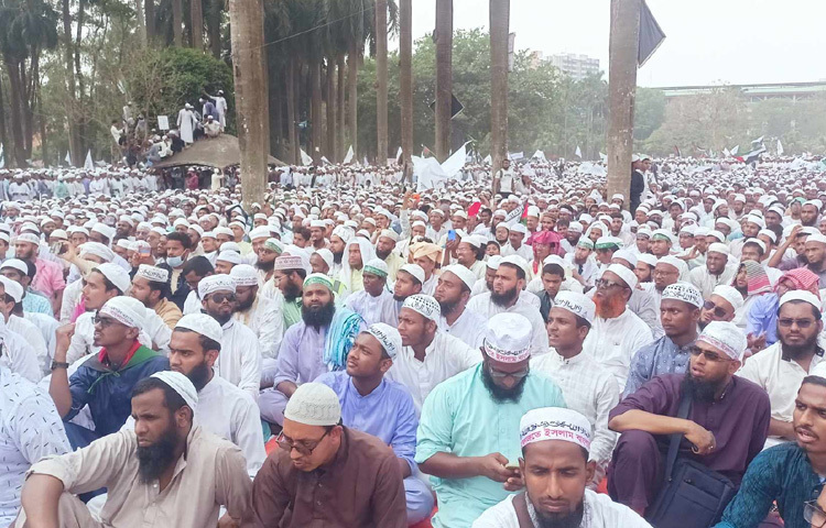 চট্টগ্রাম থেকেই অর্ধলক্ষাধিক নেতাকর্মী মহাসমাবেশে যোগ দিয়েছেন। তাদের মাঝে হেফাজতের নেতারা একেক করে বক্তব্য দিচ্ছেন।