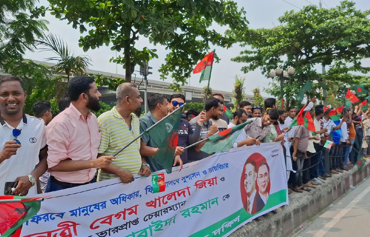 বিমানবন্দর থেকে গুলশান পর্যন্ত পুরো পথে খালেদা জিয়াকে অভ্যর্থনা জানাতে প্রস্তুত রয়েছেন বিএনপির নেতাকর্মীরা।