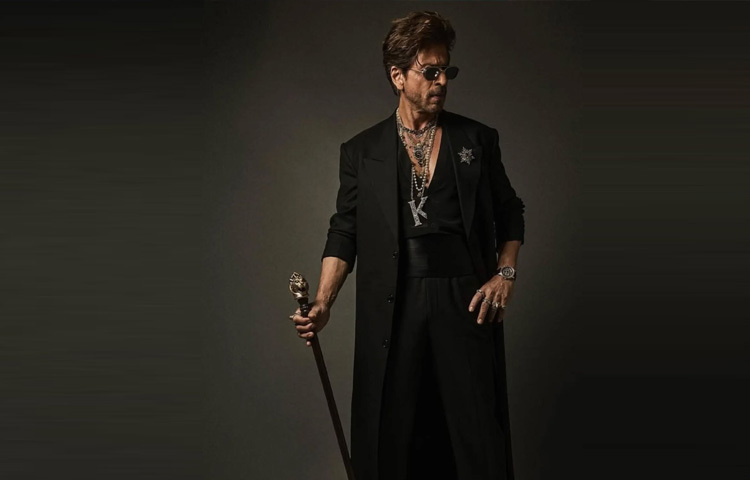 তার পরনে ছিল বিশেষভাবে তৈরি একটি রাজকীয় ব্ল্যাক শেরওয়ানিস্টাইল জ্যাকেট, যেখানে ভারতীয় কড়িকাঁটা ও পশ্চিমা কাটিংয়ের নিখুঁত মেলবন্ধন।