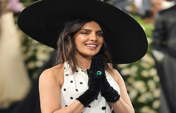 মেট গালায় রেট্রো স্টাইলের বালমেইনের পোলকা ডট সাদা-কালো আউটফিট পরেছেন দেশি গার্ল।