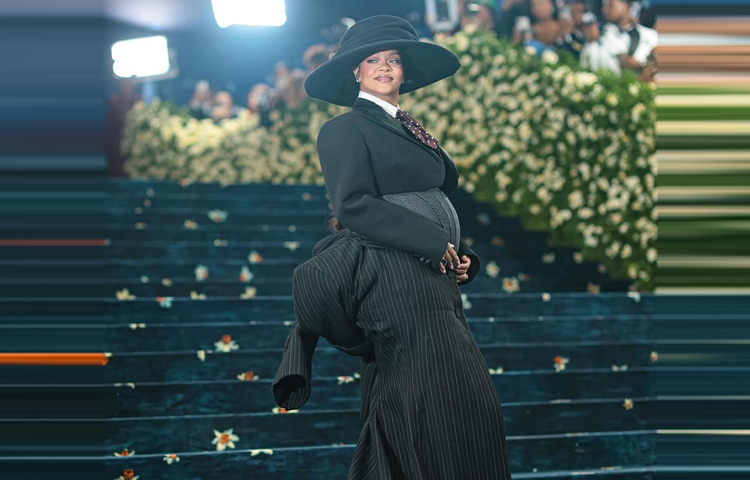 পুরো লুকটি একদিকে যেমন ক্লাসিক ও মার্জিত, তেমনি আবার ছিল একধরনের নিঃশব্দ বিদ্রোহের প্রতীক; যেখানে গর্ভাবস্থা কোনো কিছু ঢাকেনি, বরং কেন্দ্র করে তুলেছে পুরো ফ্যাশন স্টেটমেন্টকে।