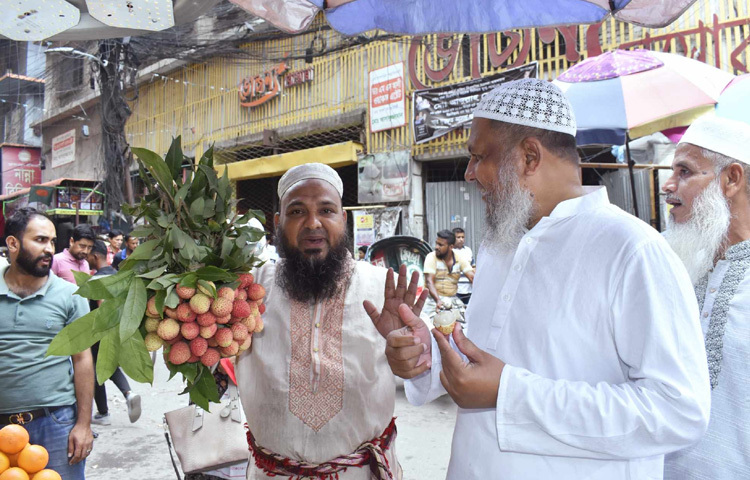 লিচুর দাম-দর করতে ব্যস্ত ক্রেতারা।