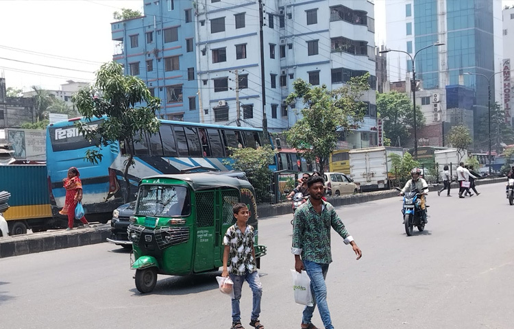 রাস্তার একপাশ ফাঁকা, অন্যপাশে যানবাহনের লম্বা লাইন।