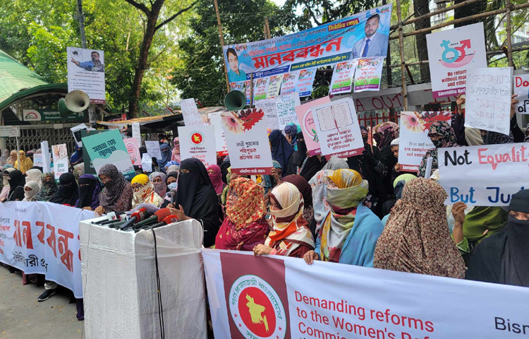 তারা আরও জানান, সংস্কার কমিশনের প্রস্তাবগুলো নারীর অধিকার সংরক্ষণের পরিবর্তে সাংঘর্ষিক পরিস্থিতি তৈরি করছে।