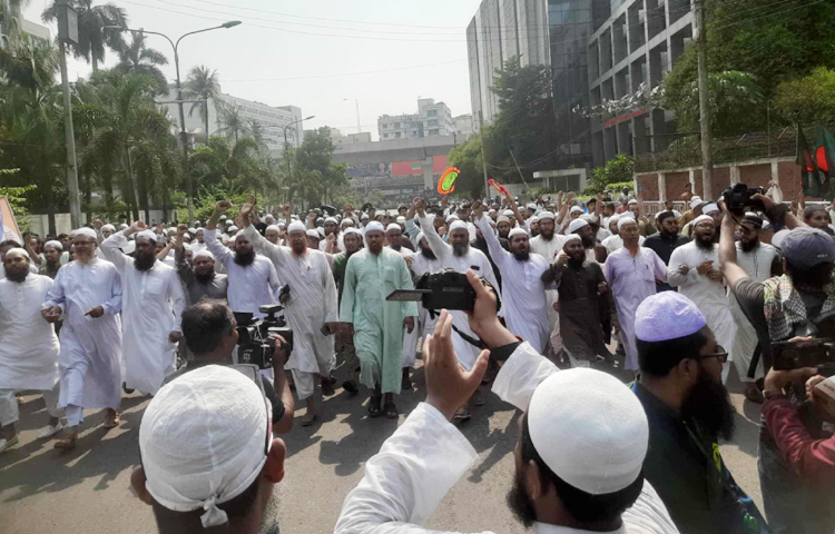 রাজধানীর বিভিন্ন এলাকা থেকে মিছিল নিয়ে সমাবেশে যোগ দেন অনেকে। সময় গড়ানোর সঙ্গে সঙ্গে বাড়তে থাকে উপস্থিতি। ছবি: জাগো নিউজ