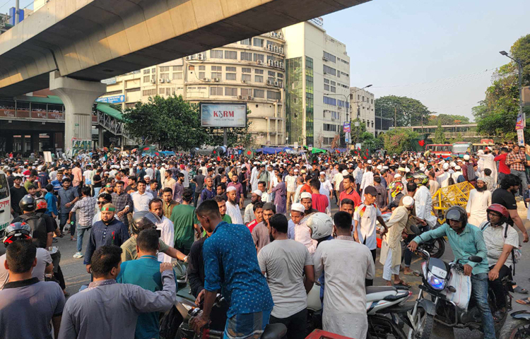 আওয়ামী লীগ নিষিদ্ধের দাবিতে রাজধানীর শাহবাগ মোড় অবরোধ করেন আন্দোলনকারীরা। এর আগে জাতীয় নাগরিক পার্টির (এনসিপি) দক্ষিণাঞ্চলের মুখ্য সংগঠক হাসনাত আবদুল্লাহ শাহবাগ মোড় অবরোধের ঘোষণা দেন। তার পরই আন্দোলনকারীরা শাহবাগ মোড় অবরোধ করেন। ছবি: জাগো নিউজ