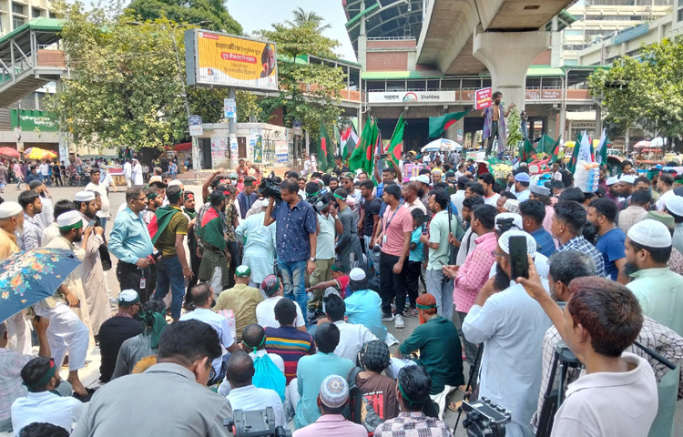 আওয়ামী লীগের রাজনীতি নিষিদ্ধের দাবিতে ছাত্র-জনতা সকাল থেকেই শাহবাগে অবস্থান নিয়ে বিভিন্ন ধরনের স্লোগান দিচ্ছেন। তবে গতকালের মতো ব্যাপক লোক সমাগম নেই।