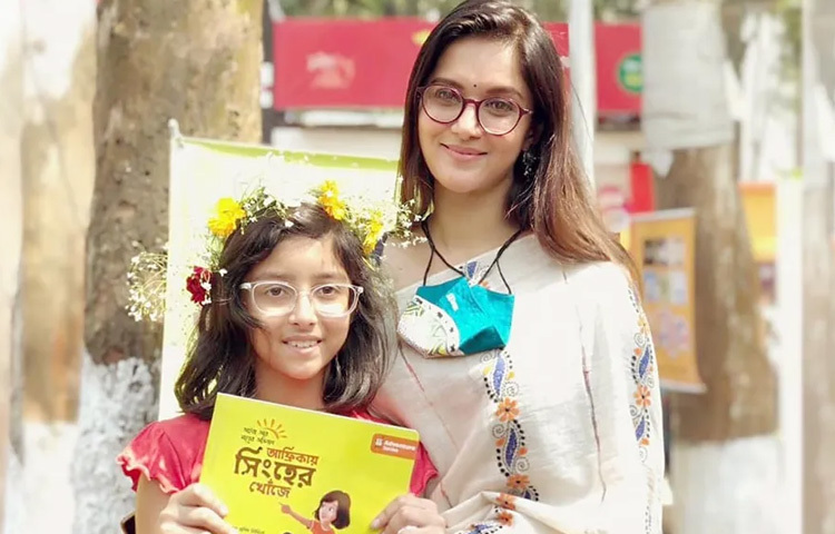 রুপালি পর্দার আলোচিত মায়ের মধ্যে অন্যতম একজন রাফিয়াত রশিদ মিথিলা। তিনি শুধুই অভিনেত্রী নয়, তার রয়েছে গায়িকা আর উন্নয়নকর্মীর মতো অনেক পরিচয়। তবে সবচেয়ে বড় পরিচয় হলো তিনি ‘আয়রার মা’।