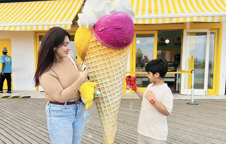 কাজের পাশাপাশি ছেলেকে নিয়েই ব্যস্ত সময় কাটে এই নায়িকার। সামাজিক যোগাযোগমাধ্যমে চোখ রাখলেই দেখা যায় সেই ঝলক।