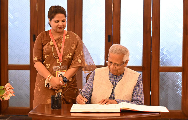 চট্টগ্রাম সার্কিট হাউজে দর্শণার্থী বইয়ে সই করছেন প্রধান উপদেষ্টা প্রফেসর মুহাম্মদ ইউনূস। ছবি: পিআইডি