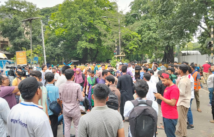 সকাল থেকেই কাকরাইল এলাকাজুড়ে উত্তেজনাপূর্ণ পরিস্থিতি বিরাজ করছে। মৎস্য ভবন থেকে কাকরাইলমুখী সড়কে ব্যারিকেড দিয়ে যান চলাচল বন্ধ করে দেন শিক্ষার্থীরা।