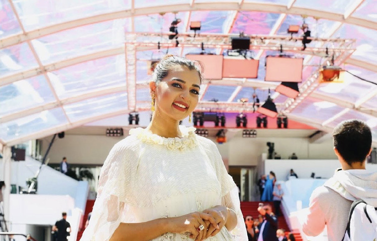 এই আয়োজনে বর্ষার অংশগ্রহণ শুধু ফ্যাশনের দিক দিয়েই নয়, বরং নারীর অবস্থান, সম্মান ও সিনেমায় তাদের প্রতিনিধিত্ব নিয়েও একটি গুরুত্বপূর্ণ বার্তা বহন করে।