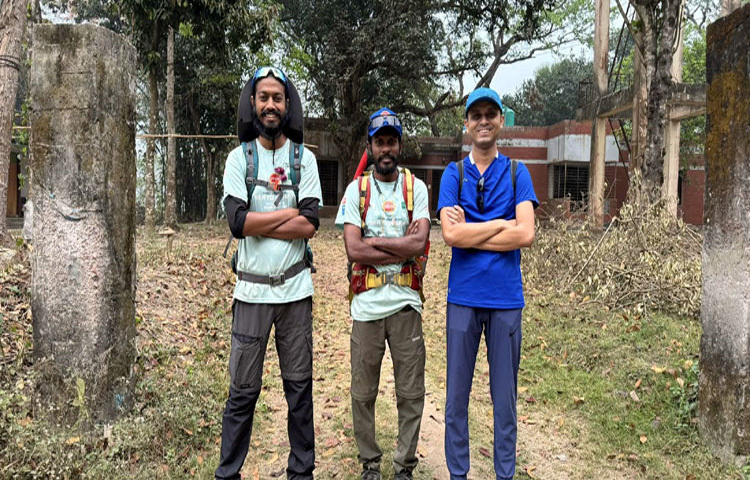 যাত্রাপথে বাংলাদেশ, ভারত এবং নেপালের প্রায় এক হাজার ৩শ কিলোমিটার দীর্ঘ ও দুর্গম পথ পাড়ি দিয়ে এভারেস্টের ২৯ হাজার ৩১ ফুট উঁচু শিখরে আরোহণ করলেন শাকিল।