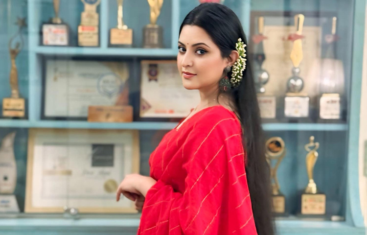 পরী বাণিজ্যিক ঘরানার গ্ল্যামারাস চরিত্রে যেমন স্বাচ্ছন্দ্য, তেমনি গল্পনির্ভর বা ভিন্নধর্মী ছবিতেও নিজের অভিনয় দক্ষতা দিয়ে প্রশংসা কুড়িয়েছেন।