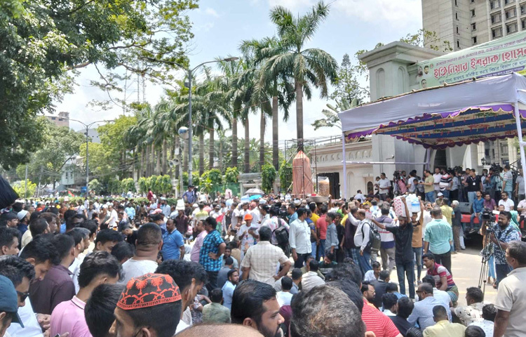 অন্যান্য দিনের মতো আজও নগর ভবনের সামনে গুলিস্তান-বঙ্গবাজার সড়কে অবস্থান নেন বিক্ষোভকারীরা।