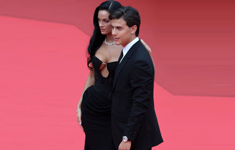 সাদা শার্ট, কালো স্যুট, টাই আর চকচকে অক্সফোর্ড জুতায় দিবালা ছিলেন পুরোদস্তুর ফ্যাশন আইকন।