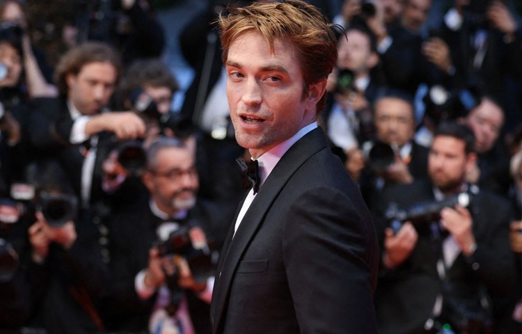 পরিপাটি ফরমাল পোশাকে সবার নজর কেড়েছেন রবার্ট প্যাটিনসন।