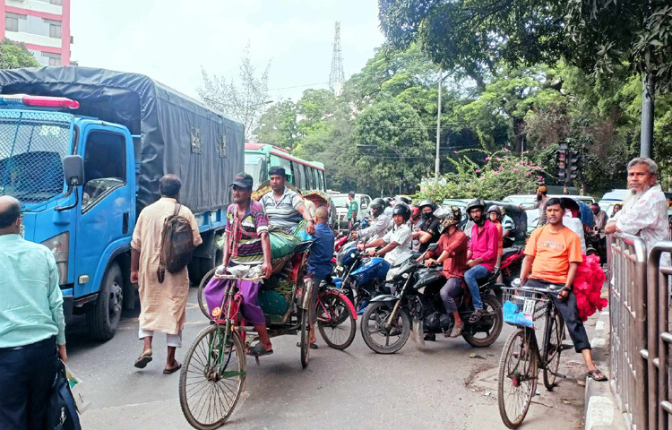 মৎস্য ভবন মোড় অবরোধের কারণে রাজধানীর পল্টন থেকে শুরু করে শাহবাগমুখী এবং শাহবাগ থেকে পল্টন-গুলিস্তানমুখী সড়কে যান চলাচল বন্ধ। ফলে গণপরিবহনের চালকরা গাড়ি বন্ধ করে বসে আছেন।