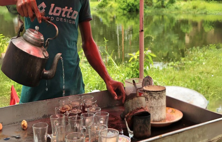 এখানে ঢুঁ মারেন রিকশাওয়ালা থেকে শুরু করে সাংবাদিক, শ্রমিক, ছাত্র কিংবা অবসরপ্রাপ্ত কেউ। সবাই এখানে কিছুটা সময় চায়ে চুমুক দিয়ে খুঁজে নেন নিজস্ব জায়গাটা।