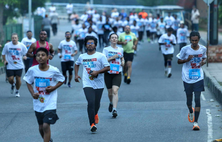 পুরো আয়োজনেই ছিল উৎসবের আমেজ। রঙিন পোশাকে অংশগ্রহণকারীরা, দর্শকদের উল্লাস, আয়োজকদের তৎপরতা সব মিলিয়ে রাজধানীর আজকের সকাল ছিল বিশেষ।