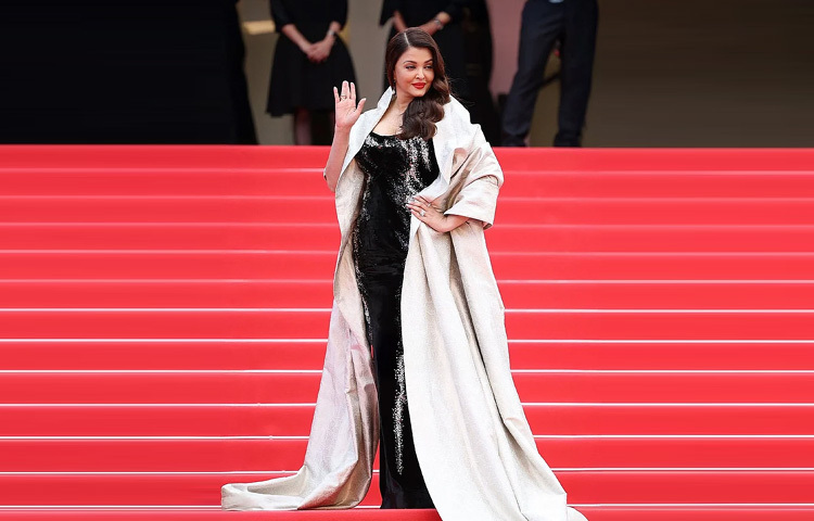 ২০০২ সাল থেকে কানের নিয়মিত অতিথি ঐশ্বরিয়া রাই, যিনি একসময় মায়ের সঙ্গে লালগালিচায় হেঁটেছেন, এখন পাশে আছেন নিজের মেয়ে।