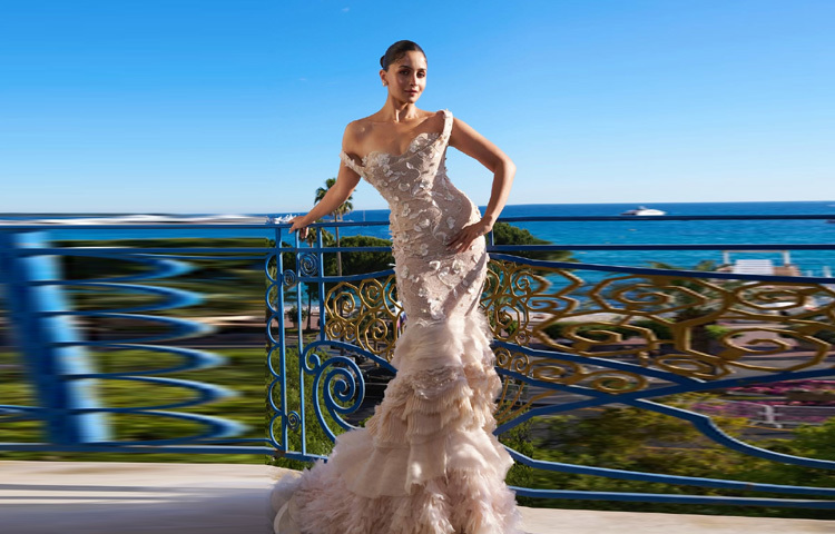 স্ক্যাপারেল্লির স্প্রিং-সামার ওত কুতুর কালেকশন থেকে তৈরি মারমেইড স্টাইল গাউনটি ছিল একদম স্বপ্নময়। ন্যুড অরগাঞ্জা ফ্যাব্রিকের ওপর ফুলেল হাতের কাজ, একদিকে কোমল অন্যদিকে রাজকীয়।