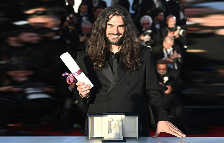 প্রাক্তন-একু জুরি পুরস্কার: সৃজনশীল নির্মাণ আর বুদ্ধিদীপ্ত গল্প বলার এক নতুন সংজ্ঞা দিয়ে দিলেন অলিভার লাক্স। ‘স্যার প্রিক্সটি’ সিনেমায় অতীত ও ভবিষ্যতের ভেতর দোদুল্যমান এক আত্মার খোঁজ রয়েছে, যে প্রশ্ন তোলে আমরা আসলে কে? সমাজ আমাদের কীভাবে রূপ দেয়?