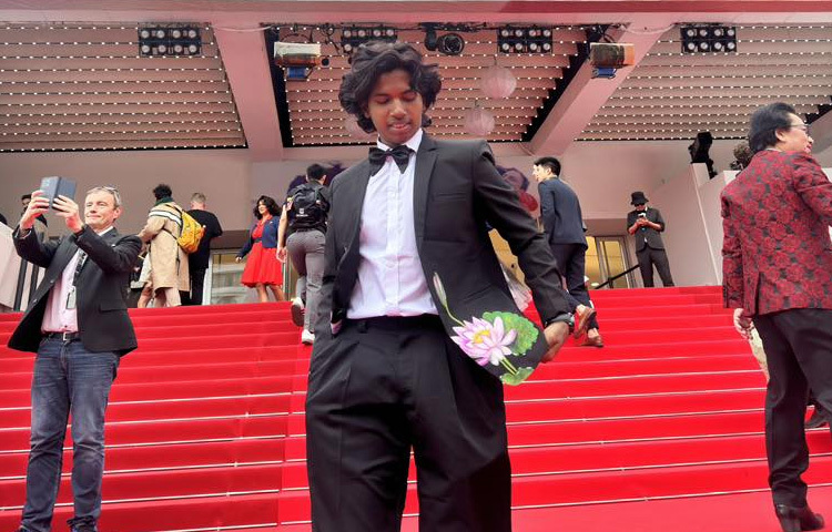 তবে আলোছায়ার সত্যিকারের মহড়াটি ঘটে যখন আল আমিন পরেছিলেন নিজেরই ডিজাইন করা নজরকাড়া ক্রপড জ্যাকেট, শার্ট, ফ্লেয়ার কাট প্যান্ট আর বো টাই।